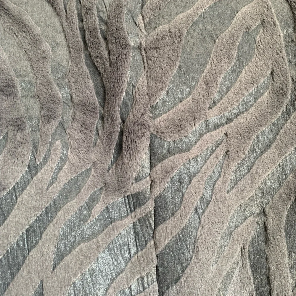 FOREVER 21 Gray Faux Fur Zebra Print Cropped Jacket size small - Picture 7 of 8